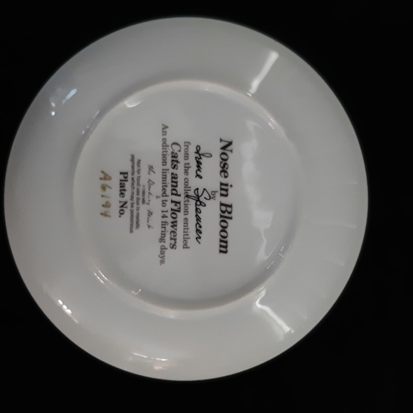Collectable Cat Plate "Nose in Bloom" - Picture 2 of 2
